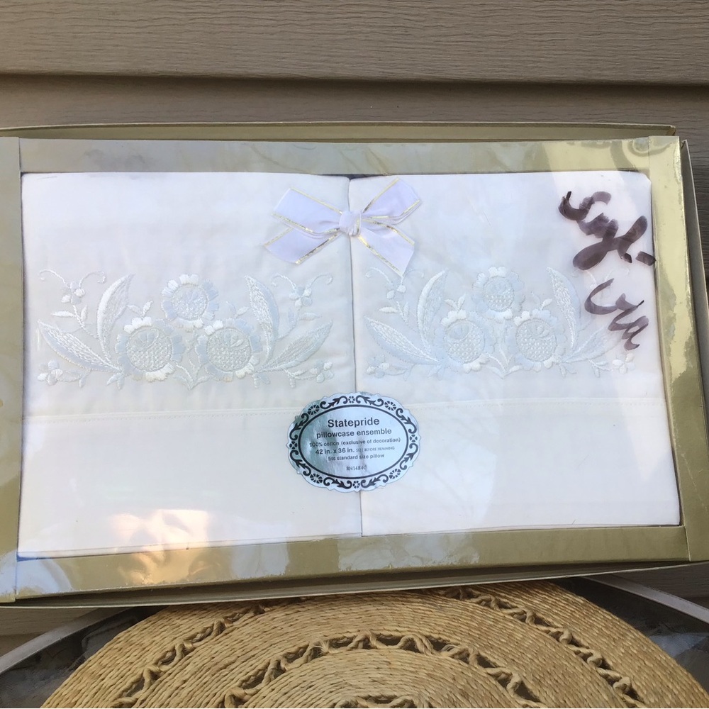 NIP Vintage ‘Stateside Pillowcase Ensemble’ w/ Embroidery, Fit Standard Size